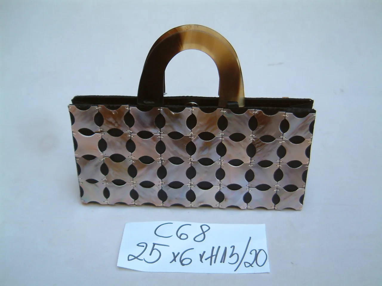 
Shell handbag with many designs 