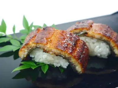  Свежая рыба с суши и сашими из морепродуктов Угорь (Unagi) Японская еда белая