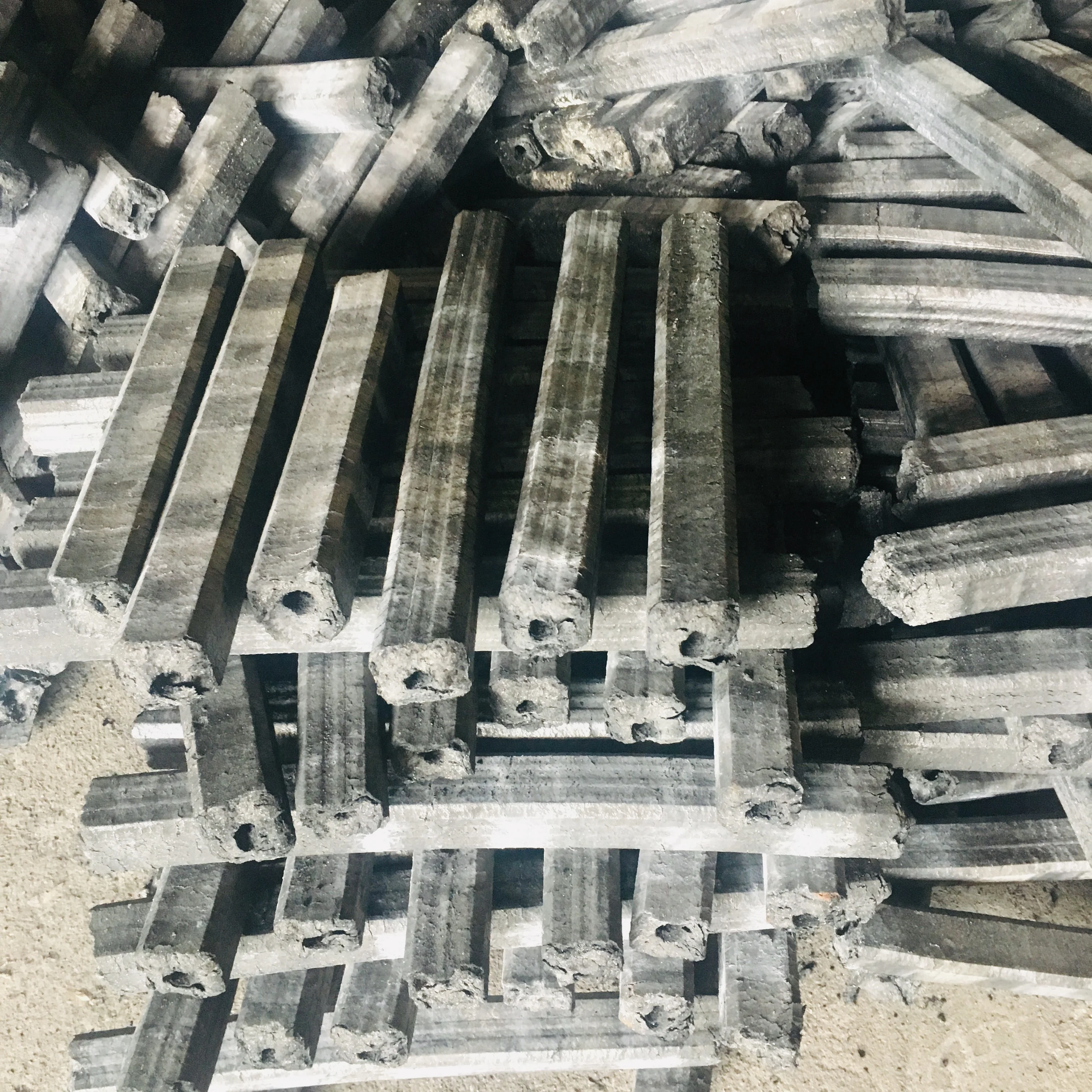 Древесный уголь из Вьетнама с брикетками опилок 8250 ккал/длительное время горения 5-6 часов