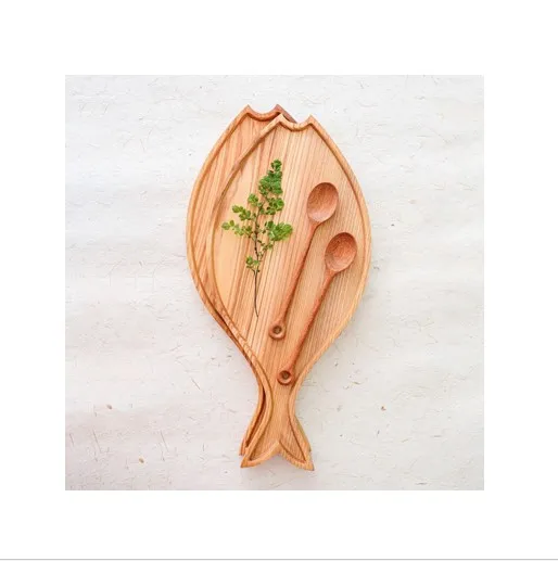 Деревянный сервировочный поднос в форме сосны восхитительный для подачи сушеных орехов конфет тортов