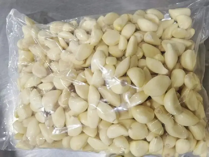 
Fresh Pure White Peeled Garlic 