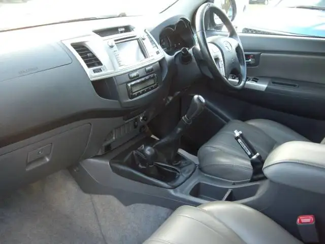 Высокое качество 2013 T-o-y-о-т-а-Hilux Непобедимый 4x4 D-4d 30 Dcb 58000 пройденное расстояние в милях дизельный готов для отправки