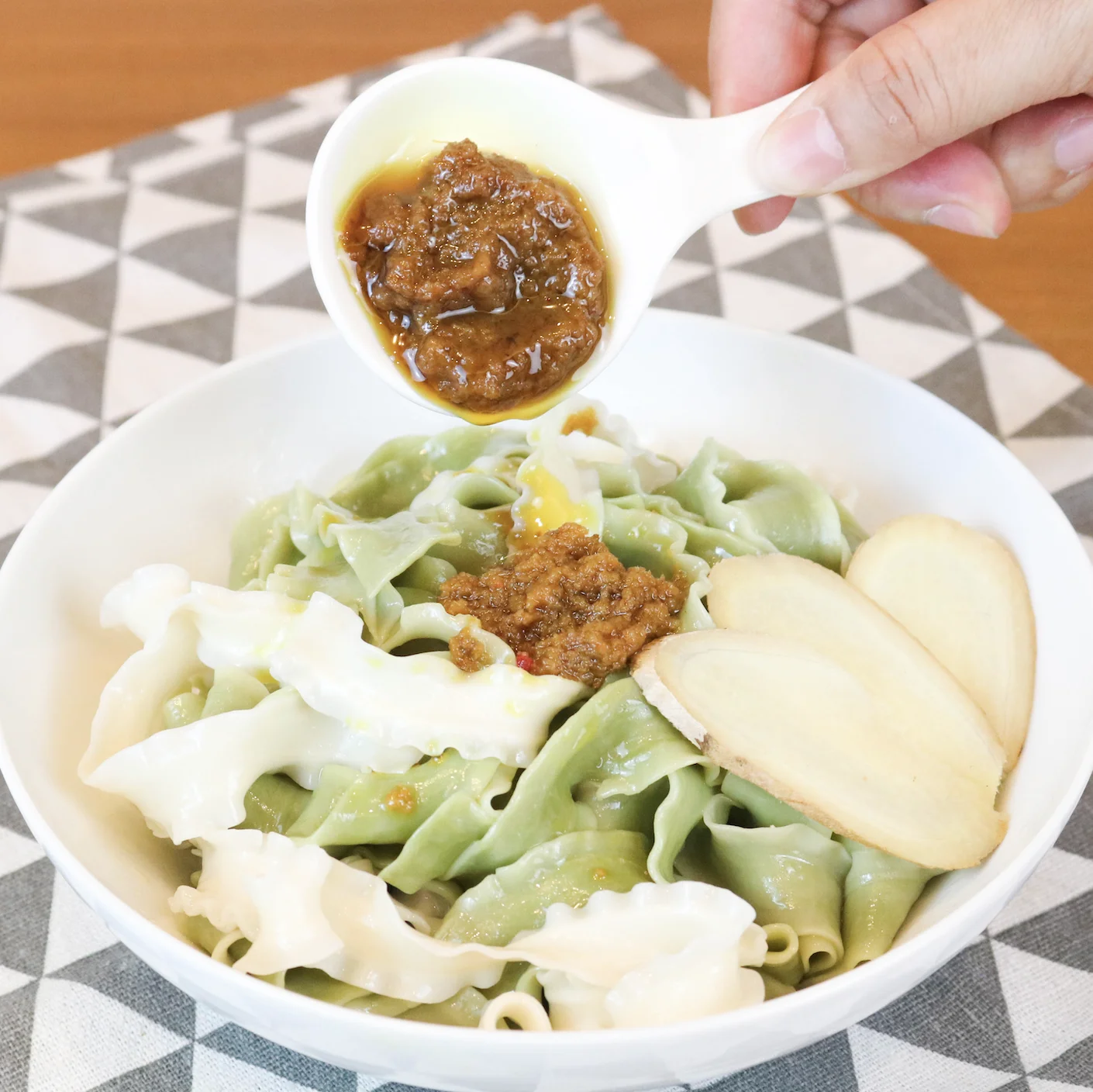 
top sell low calories mixed ginger sauce flavor instant noodle 