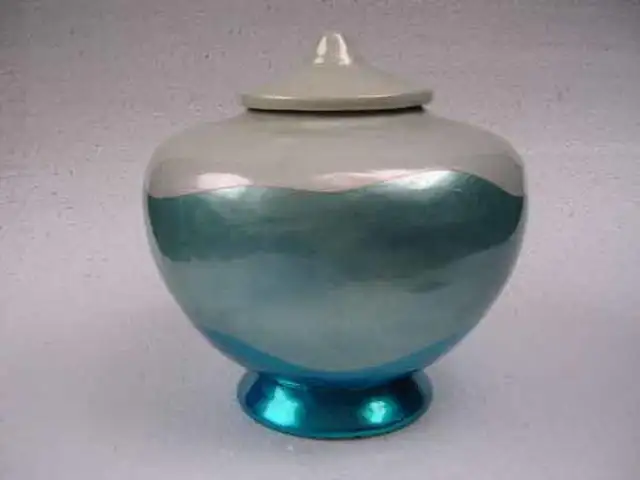 
Lacquer vase 