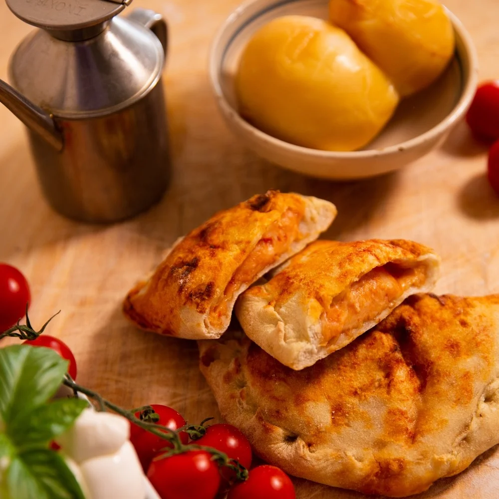 33*20 cm Readymade Salty Soft Smoked Scamorza Calzone Panzerotto Made in Italy for Restaurants Hotels Street Food and Horeca