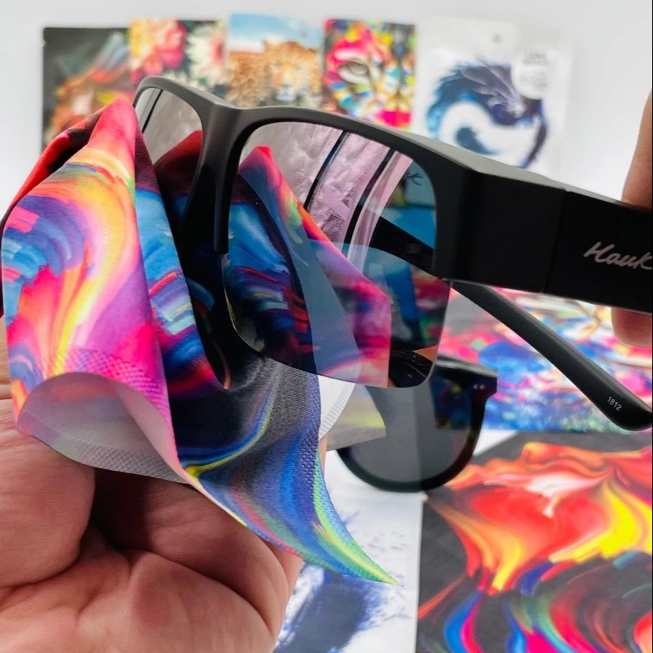 Cleaning cloth to EngoyClear view within second