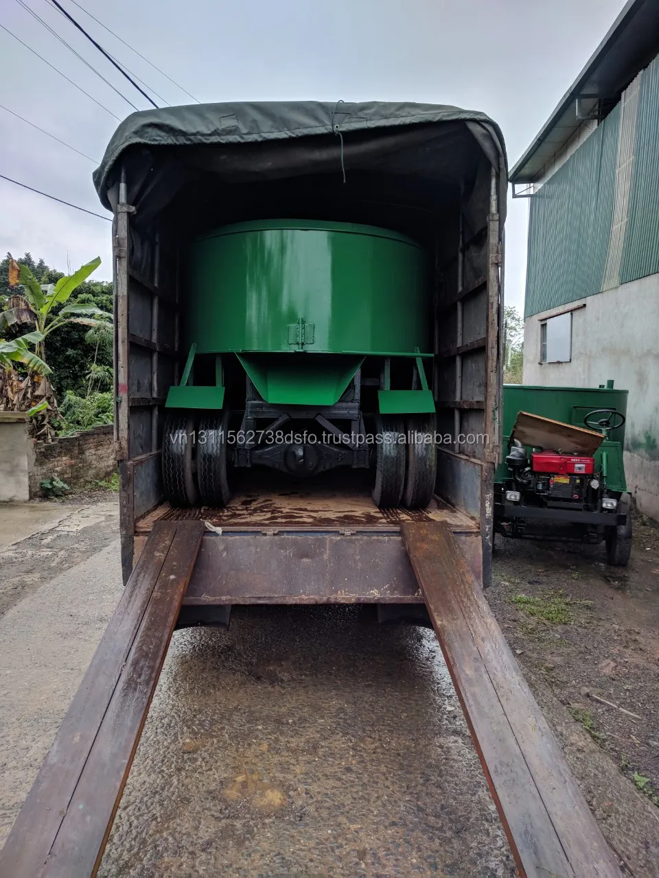 Product newest 2021 self loading concrete mixer 1500Liter driving two moving axles origin from Vietnam diesel engine 30HP 35HP