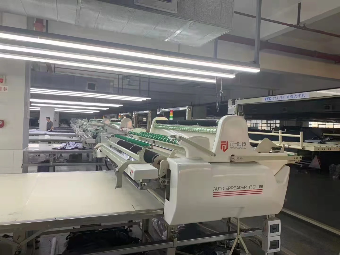 Digital multilayer fabric spreading machine for roll fabric
