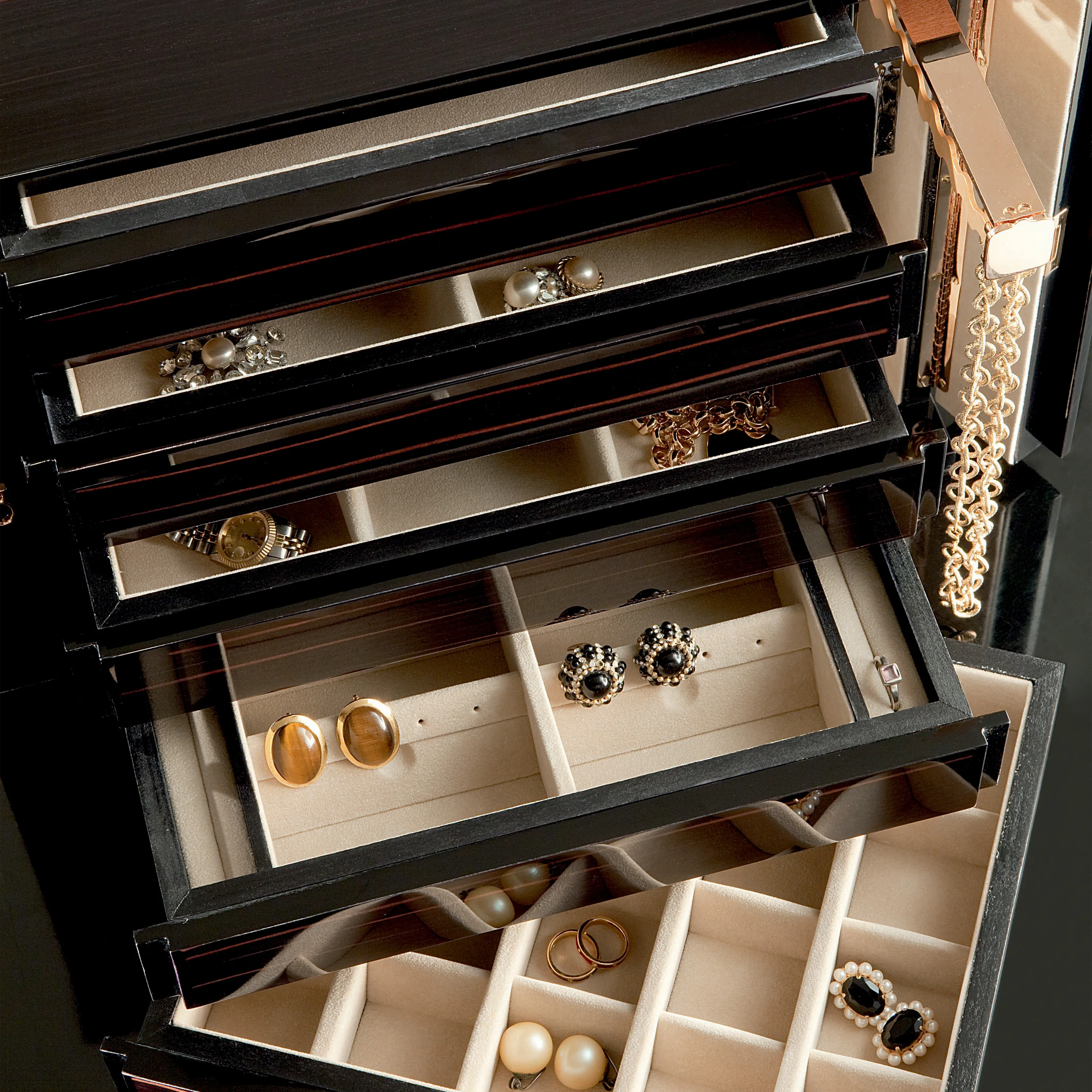 Ювелирный сундук из черного дерева с полированной отделкой, аксессуары из латуни с золотым покрытием 24 карата. Комод с 5 ящиками, два выдвижных ожерелья
