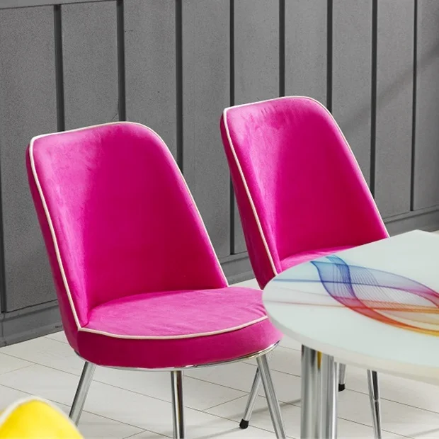  Овальный обеденный стол с функцией автоматического складывания.