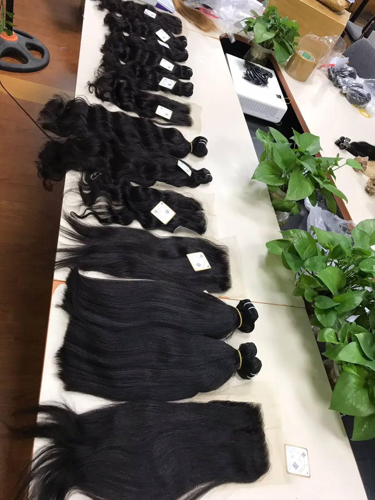 Натуральные заводские цены высокое качество необработанные пучки двойные пряди волос романтические вьющиеся натуральные черные цвета