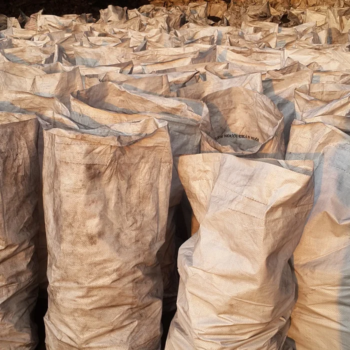 Натуральный древесный уголь из твердой древесины доступен для продажи по хорошей