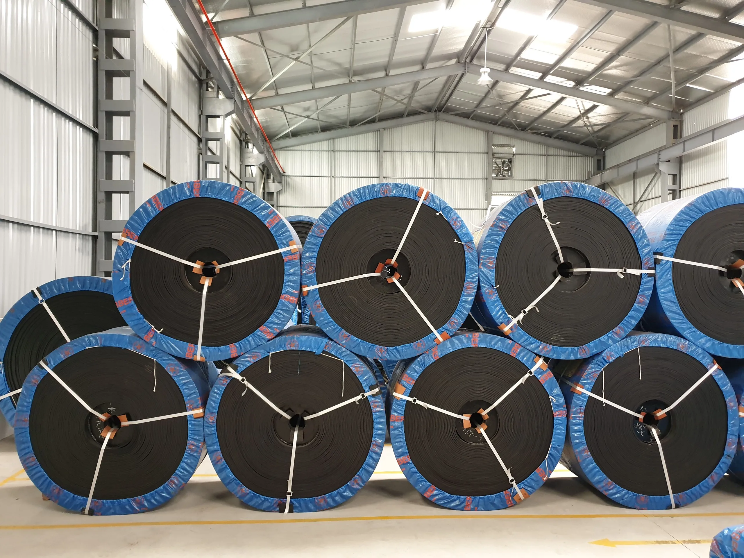 Разумные цены Резиновая конвейерная лента с термостойкостью 180 знаменитый бренд из Вьетнама стандарт ISO 9001 JIS/DIN