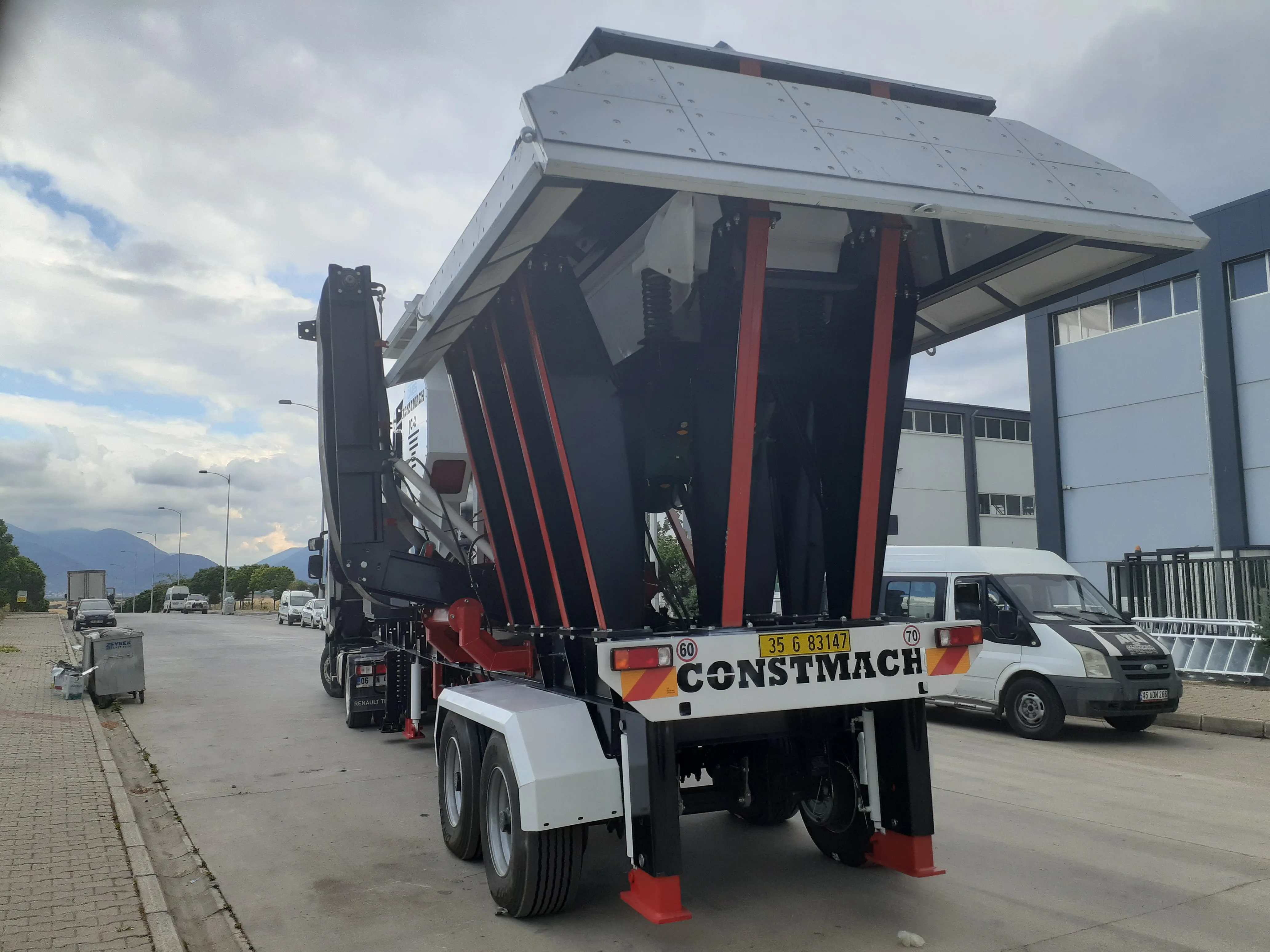 MIDDLE CAPACITY SEMI MOBILE JAW CRUSHER FOR QUARRY PLANT