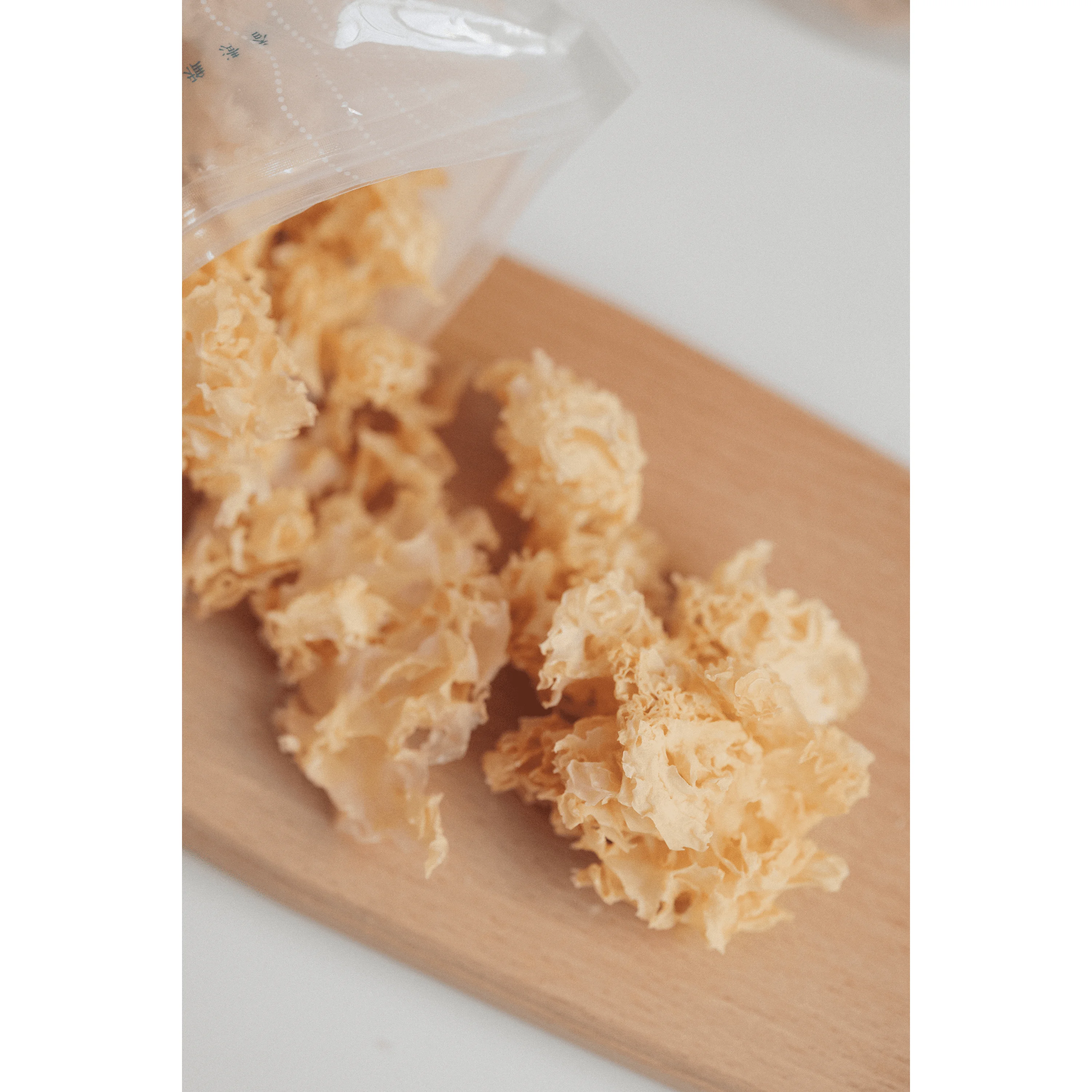 White fungus pure unbleached dried tremella mushroom