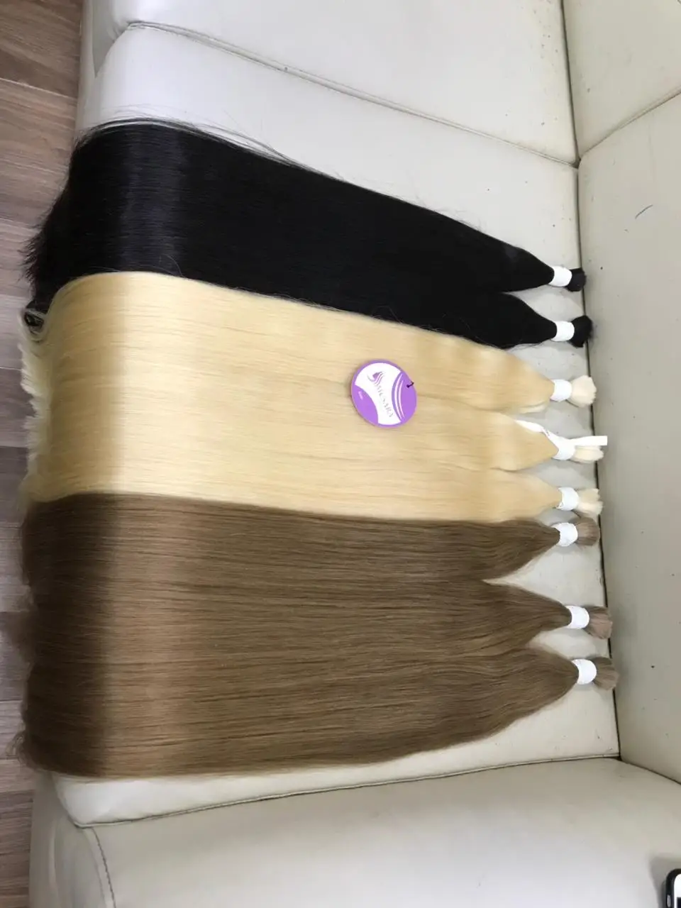  Оптовая продажа натуральные человеческие волосы для наращивания выровненные кутикулы без повреждений плетения до 32 дюймов все цвета