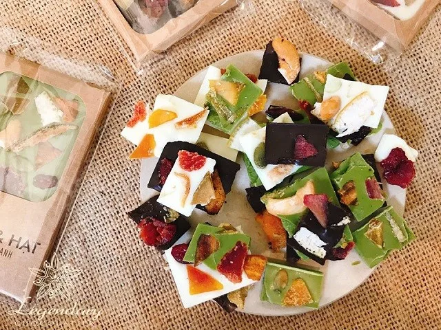 Лучшая декорация с шоколадными брусками сушеные фрукты внутри шоколада milka от легендарного вьетнамского бренда полезно для здоровья