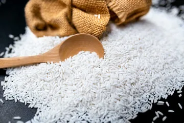 Рисовые круглые короткие семена белого риса для приготовления традиционных азиатских блюд сделано в вьетнаме