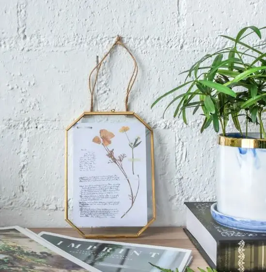 Уникальная латунная настольная фоторамка с декоративным дизайном идеально подходит для демонстрации юбилейных фотографий и особых воспоминаний