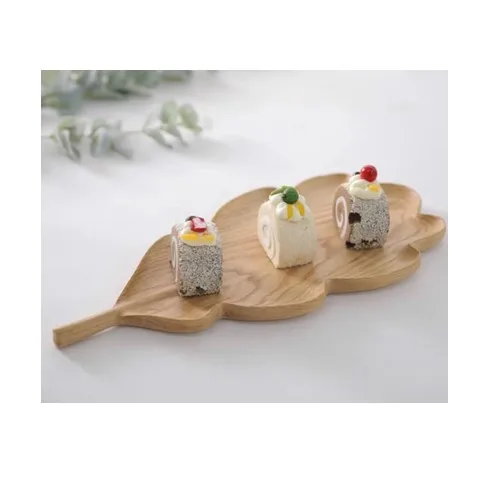 Маленький деревянный поднос в форме камня очень милый для демонстрации