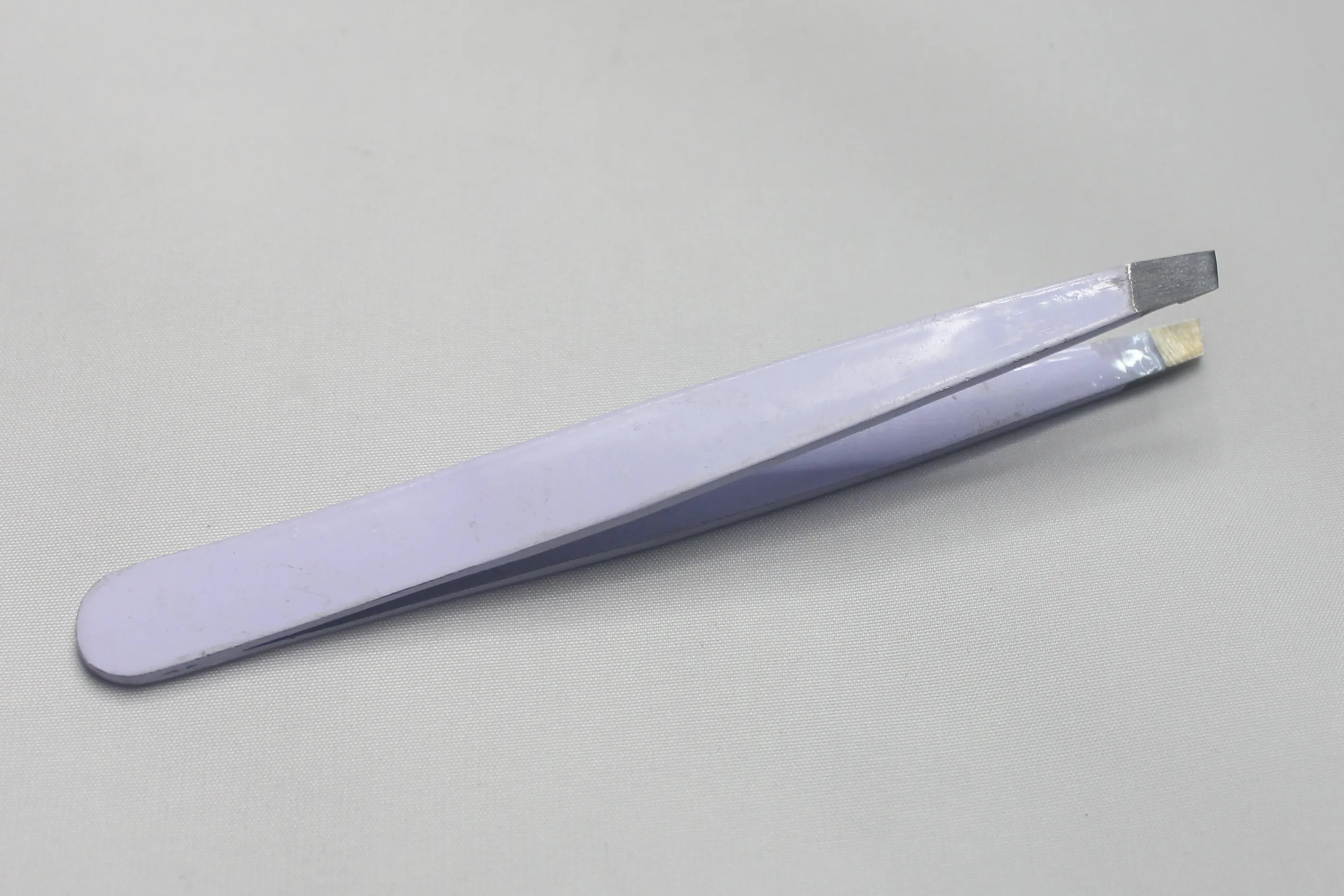 Beauty Care Fine Tip Hair Remover Eyebrow Tweezers Pluckier Puller Slanted White Color Powder Coating Stainless Steel CE