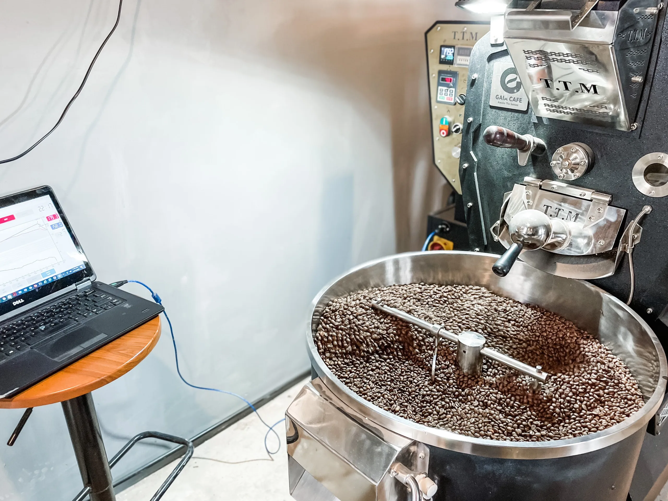 Vietnamese Medium Roasted Coffee Blend Fine Robusta + Arabica with Light-Bodied Balanced Bittersweet Aftertaste 1kg