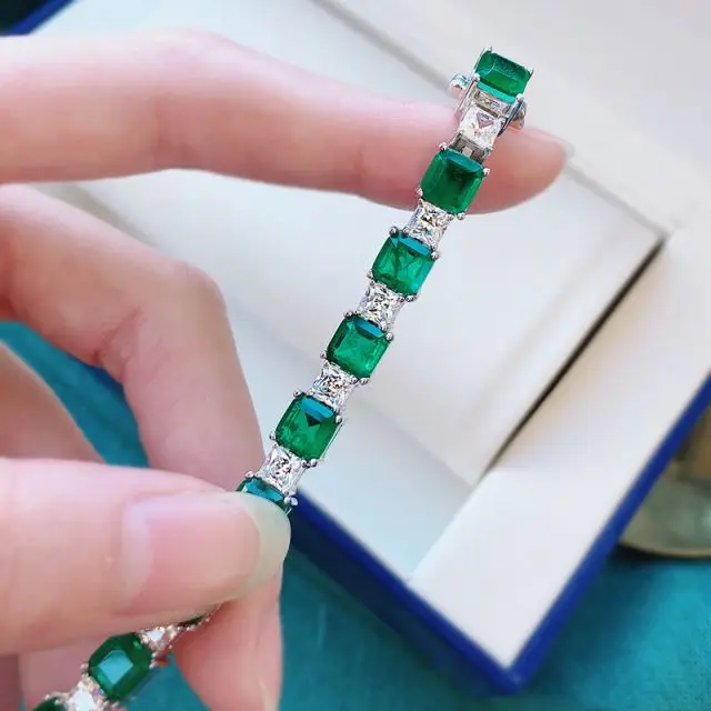 Женский браслет из серебра 925 пробы с изумрудами