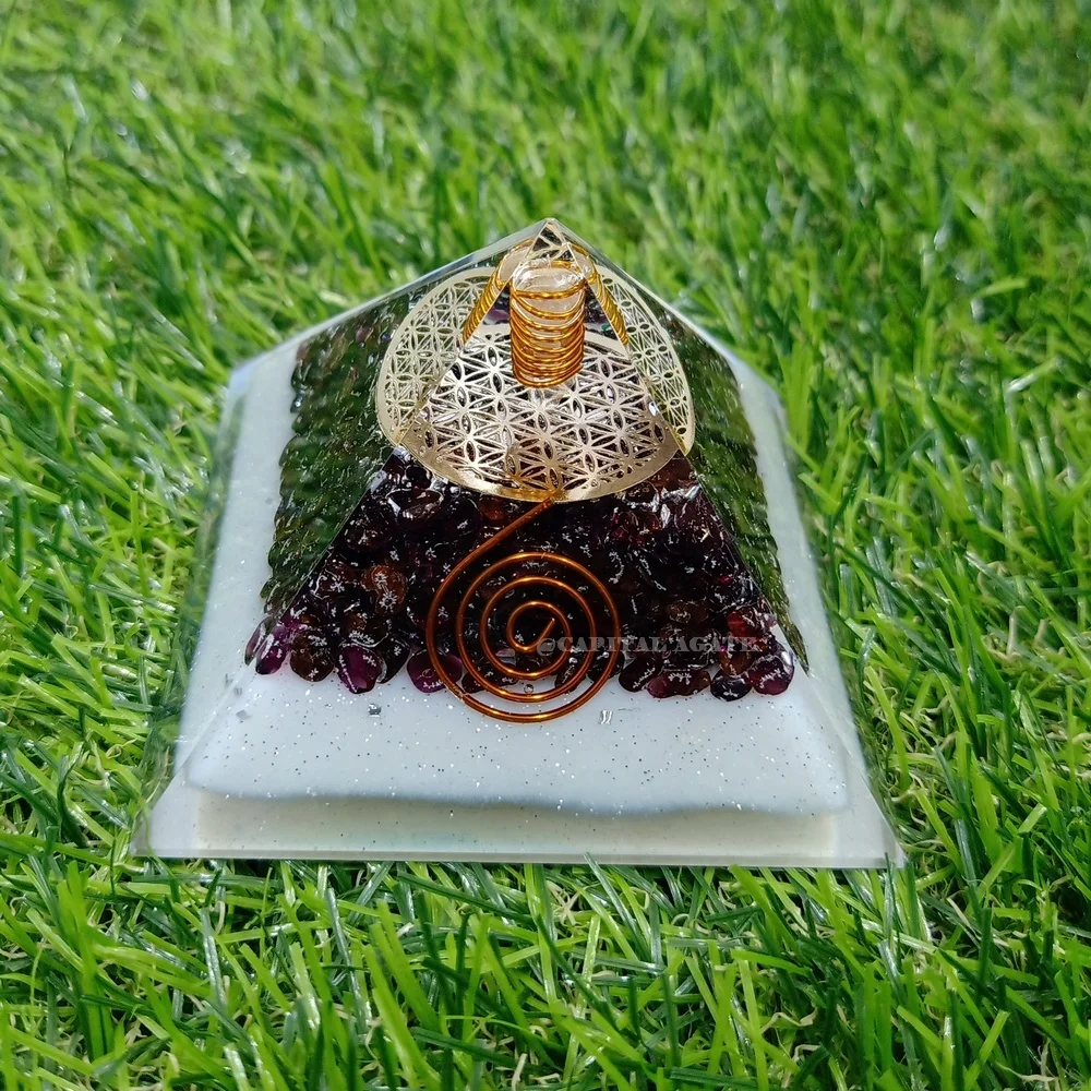 Оптовая продажа пирамида из черного турмалина и селенита оргонита Кристальные пирамиды в стиле Ом