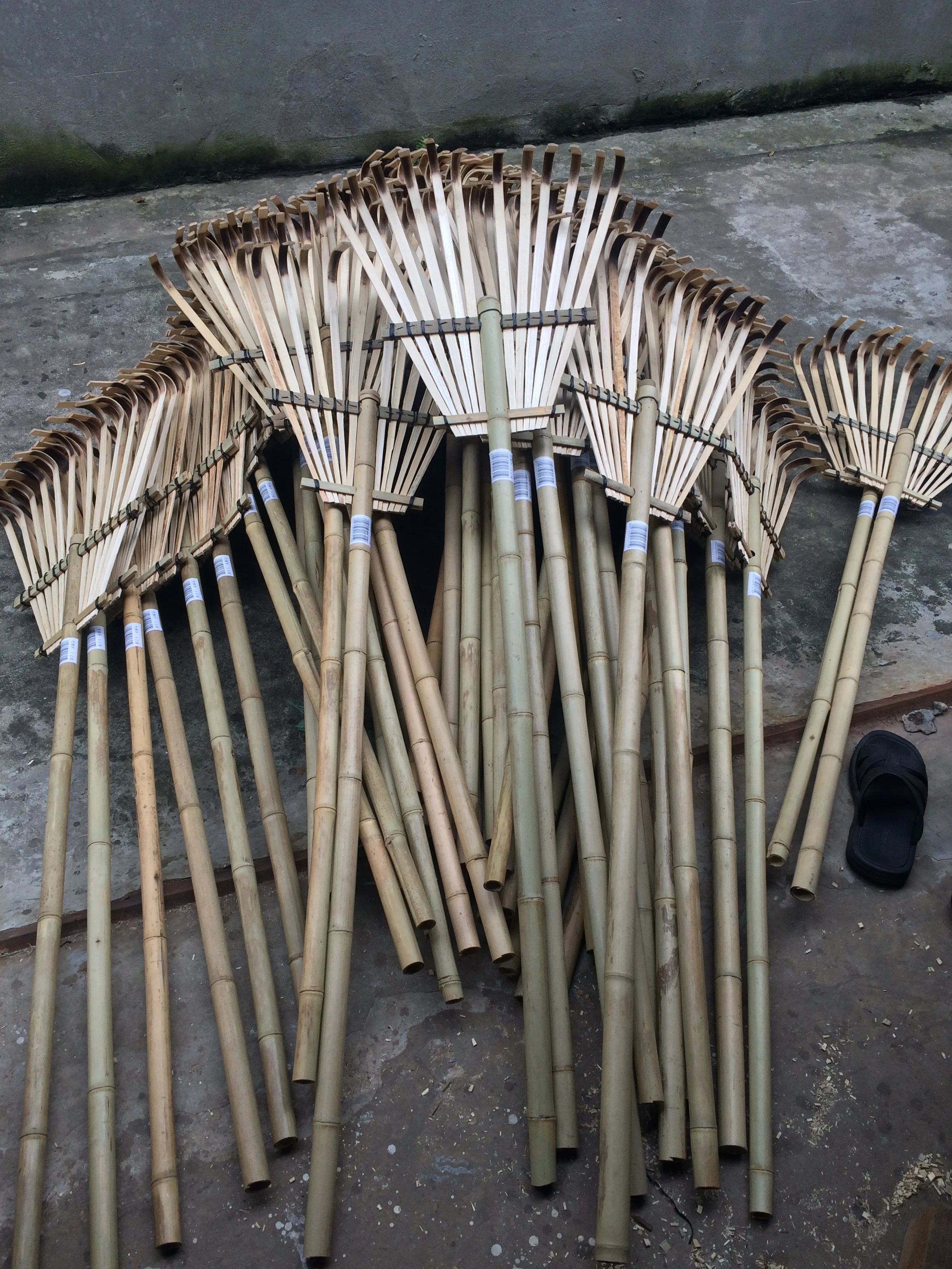 Бамбуковые грабли экологически чистые биоразлагаемые вьетнамские ремесла для японских фермеров уборки на открытом воздухе в саду