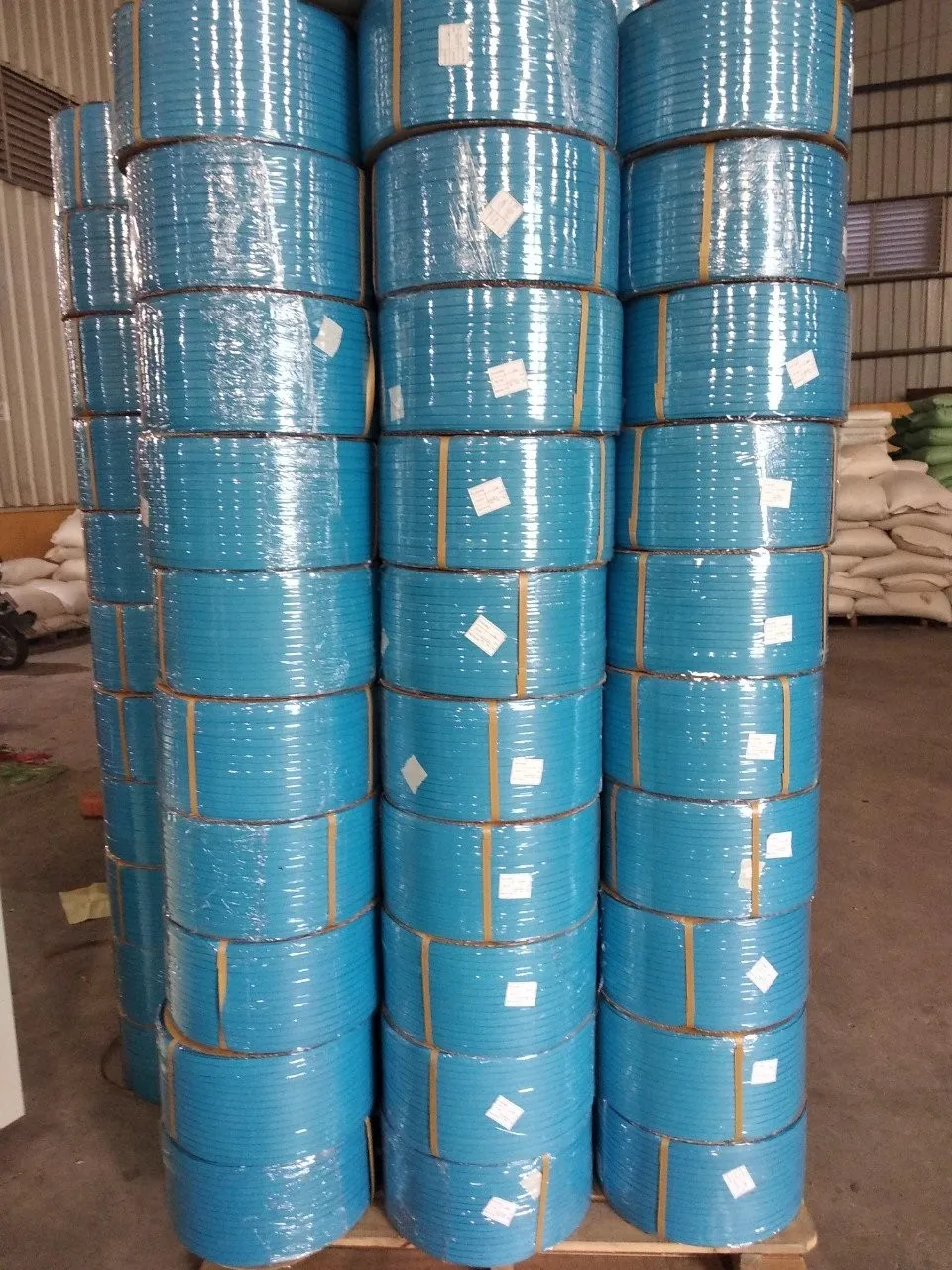 Best-Quality Low Price PP Strapping Band Jumbo Roll for Machine&Hand PET Strap for Packing Plastic and Metal Material