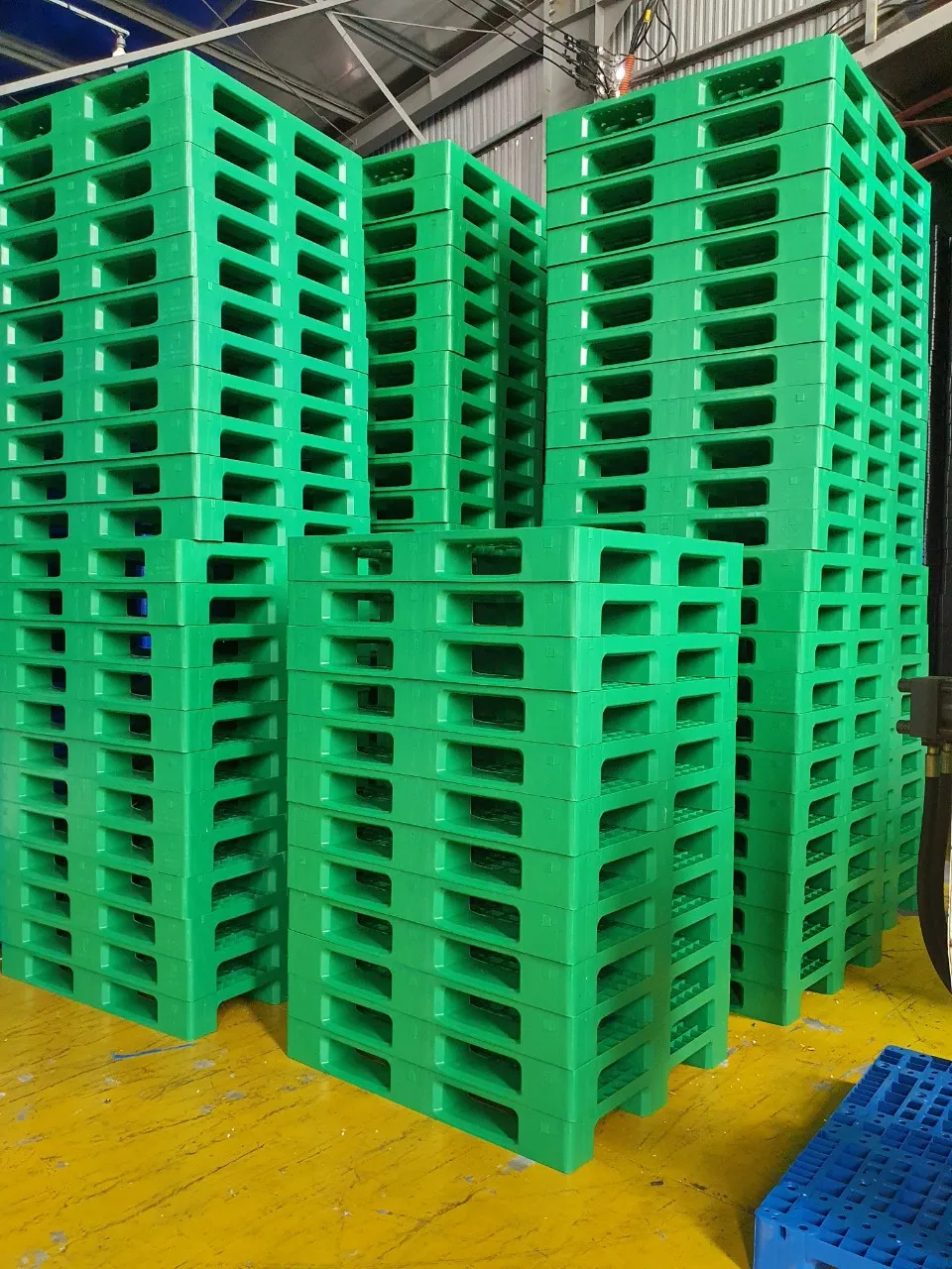4-Way Single Faced blue Plastic Pallet Euro Pallet With Size 1050*760*165mm For Logistics Packaging From Vietnam