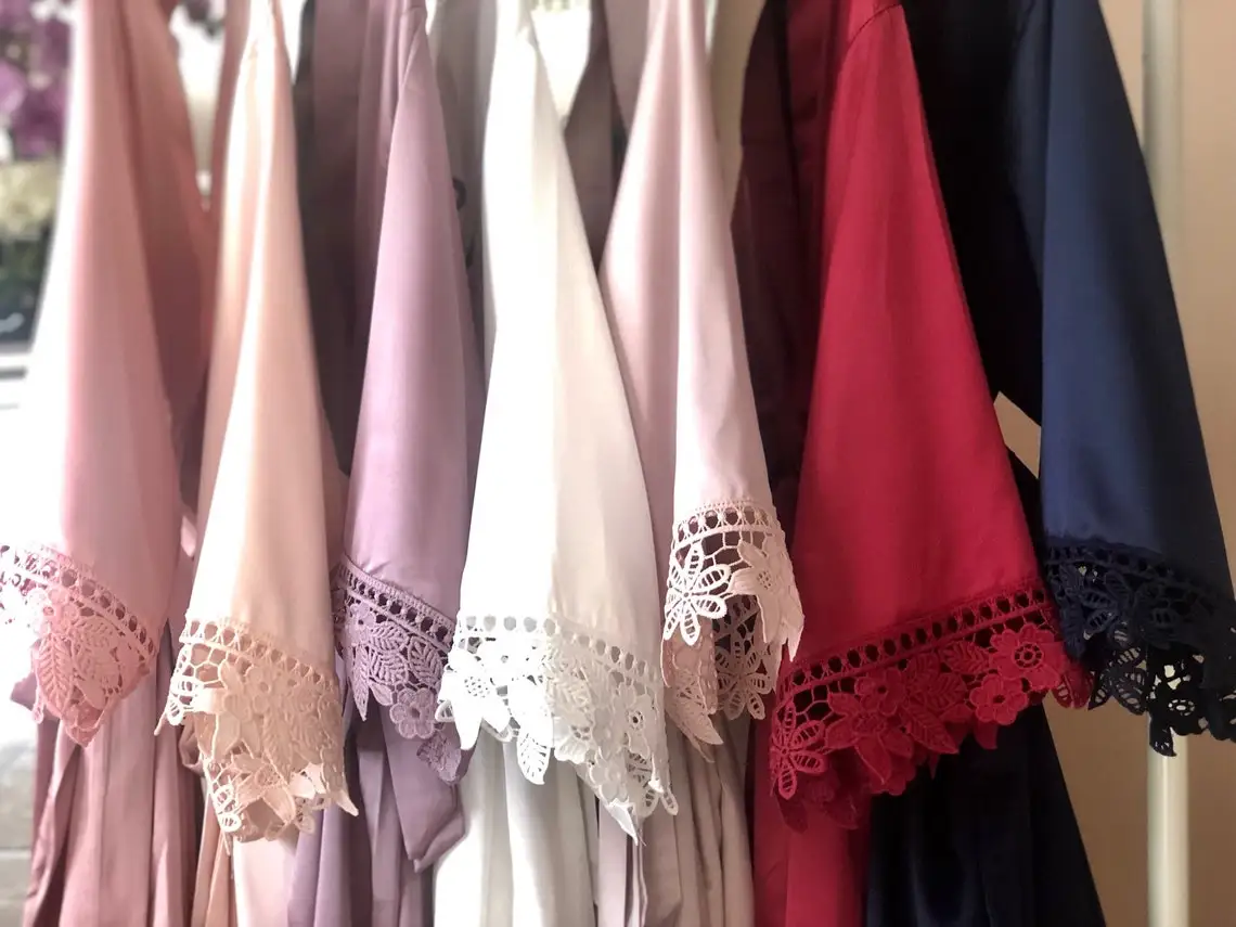 Должен попытаться кружевной халат шелк персонализированные невесты robe женские атласные свадебные туфли оптовая продажа свадебный душ для и подружки невесты; Халаты