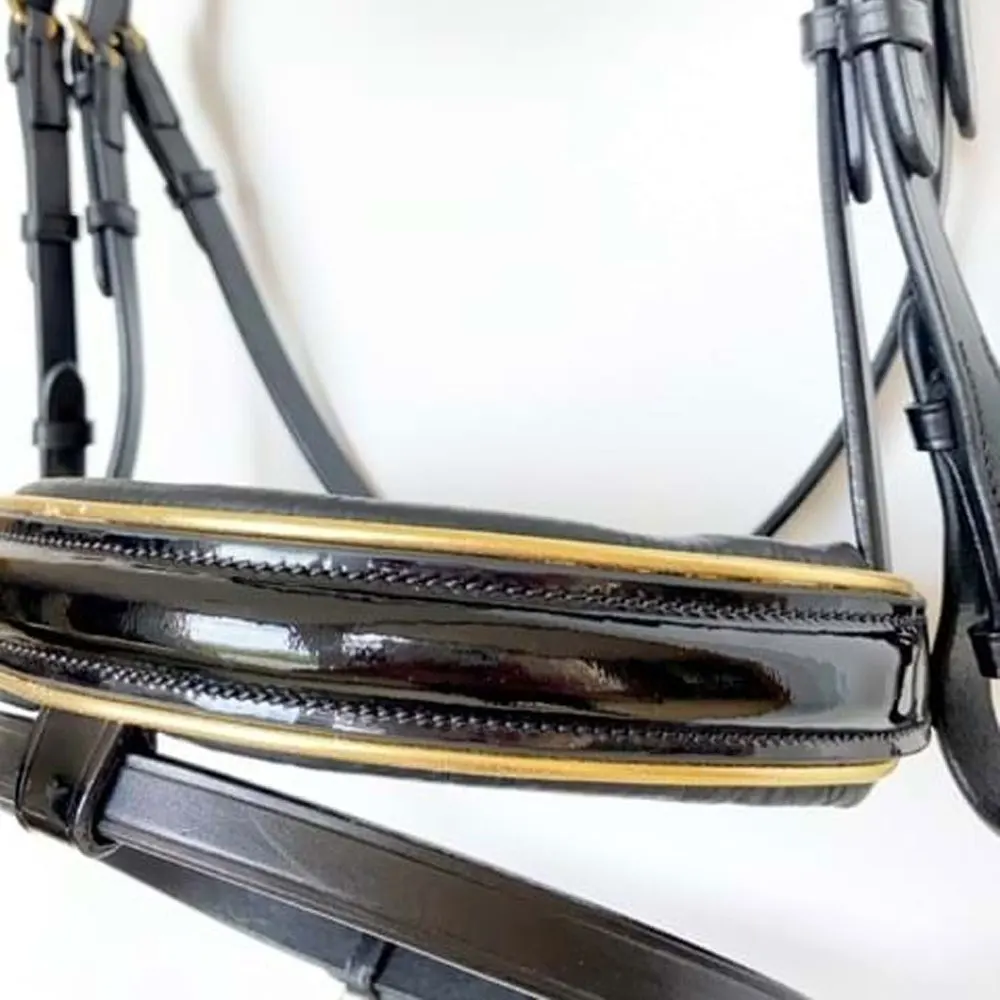 Новая уздечка для лошадей из коричневой и черной кожи