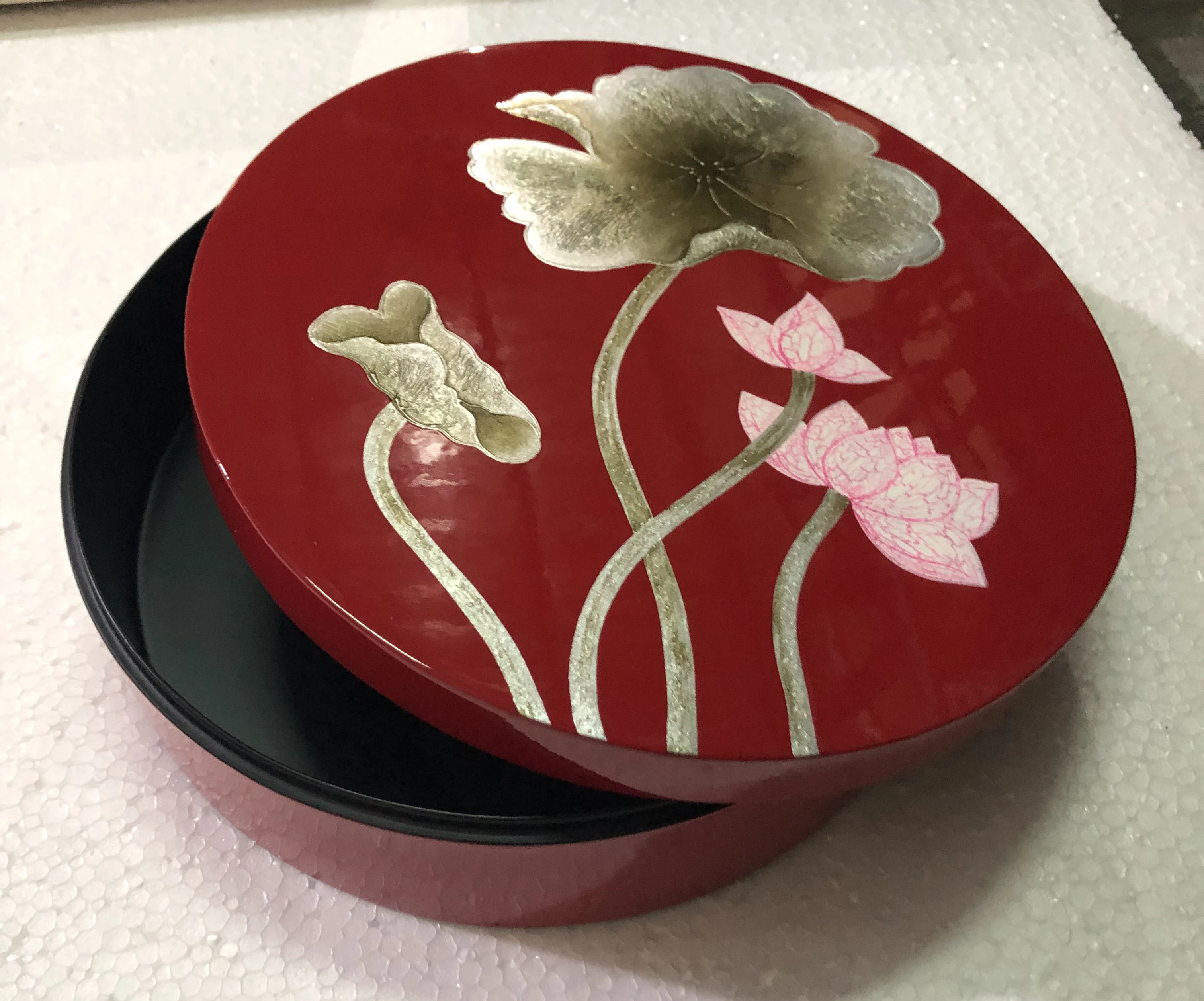 
Round lacquer box 