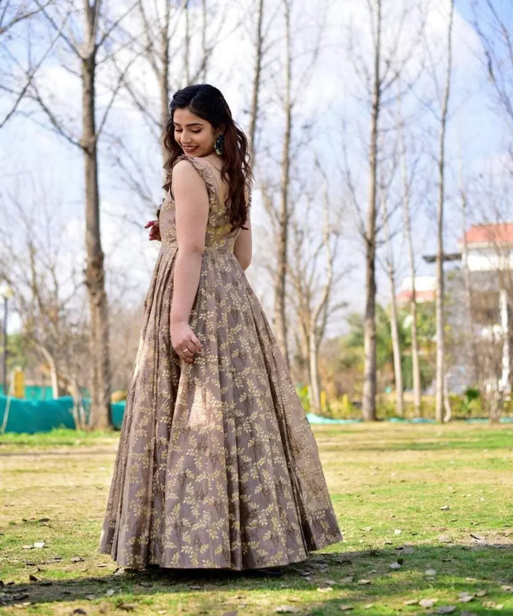 Fashionable georgette embroidery work with digital printed gown with dupatta wholesale price manufacturer for women textile