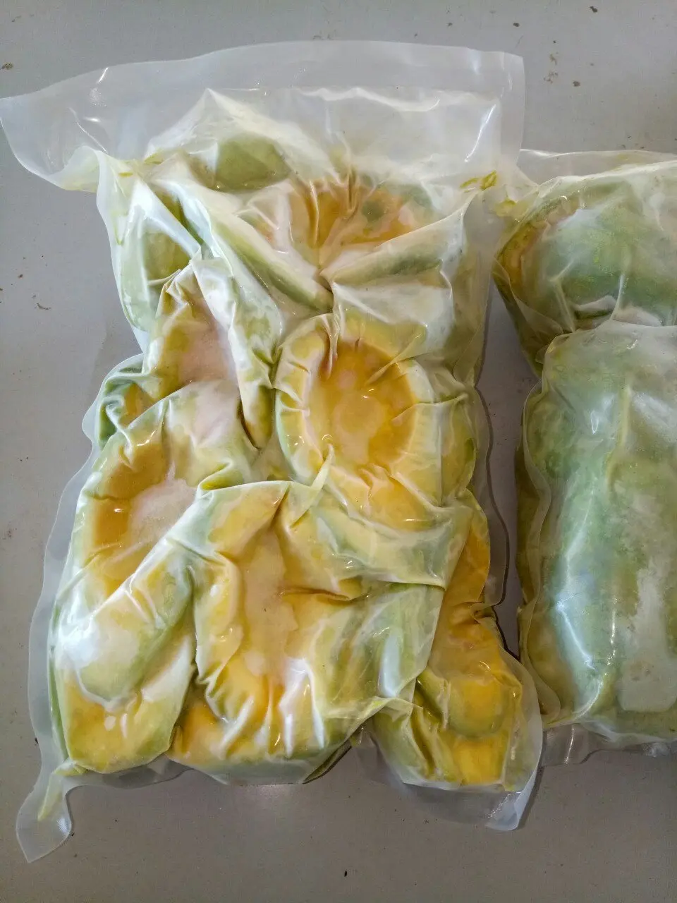 IQF FROZEN AVOCADO HALF CUT/ FROZEN AVOCADO CHUNK  FROM VIET NAM PACKING 10KGS//CARTON