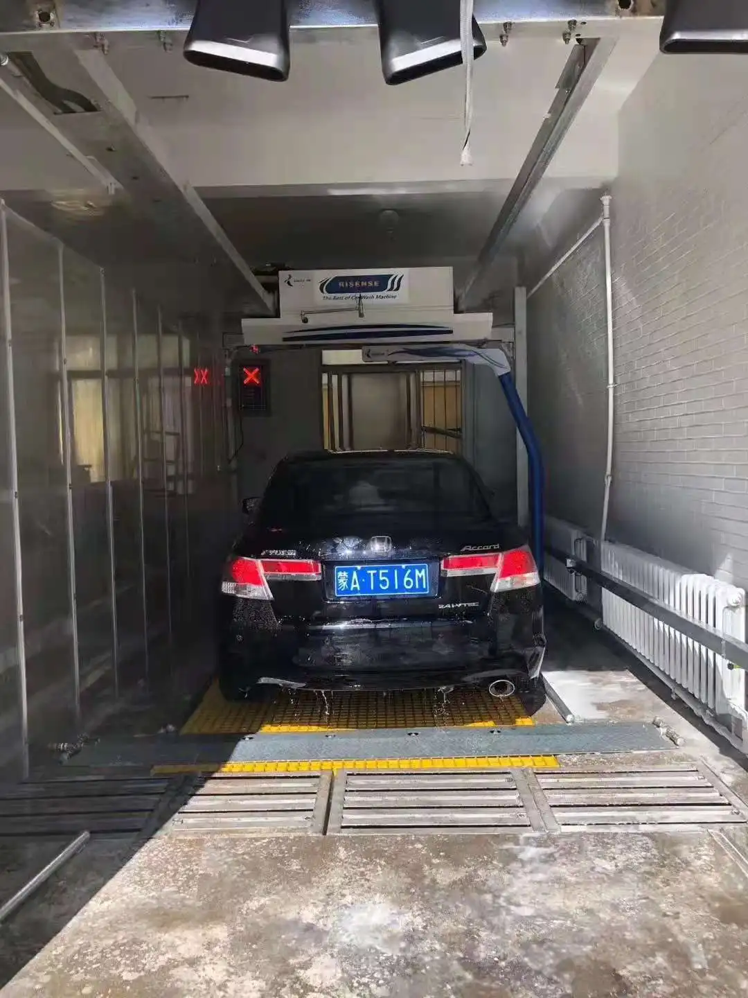 Single arm touchless car washing machine with high pressure water sprinkler