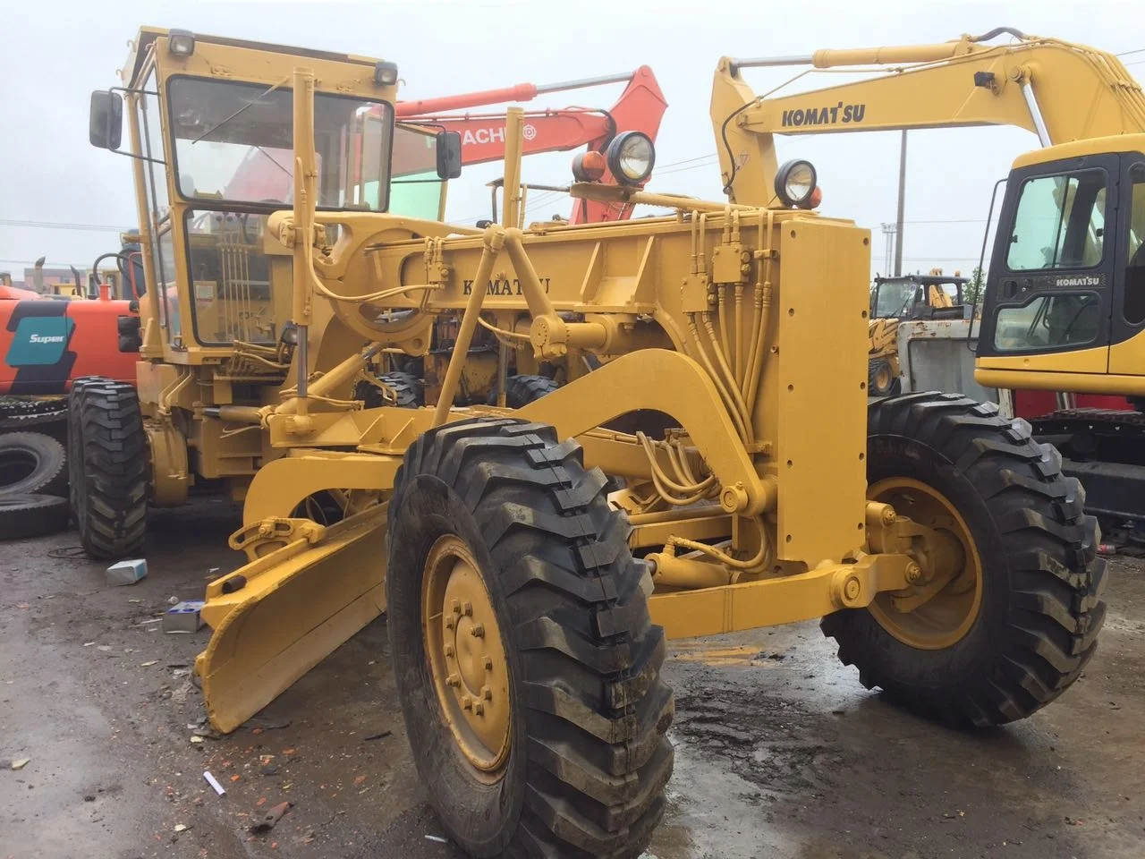 Excellent cost performance Used Komatsu GD661 graders, GD511 motor grader Komatsu GD611 GD305