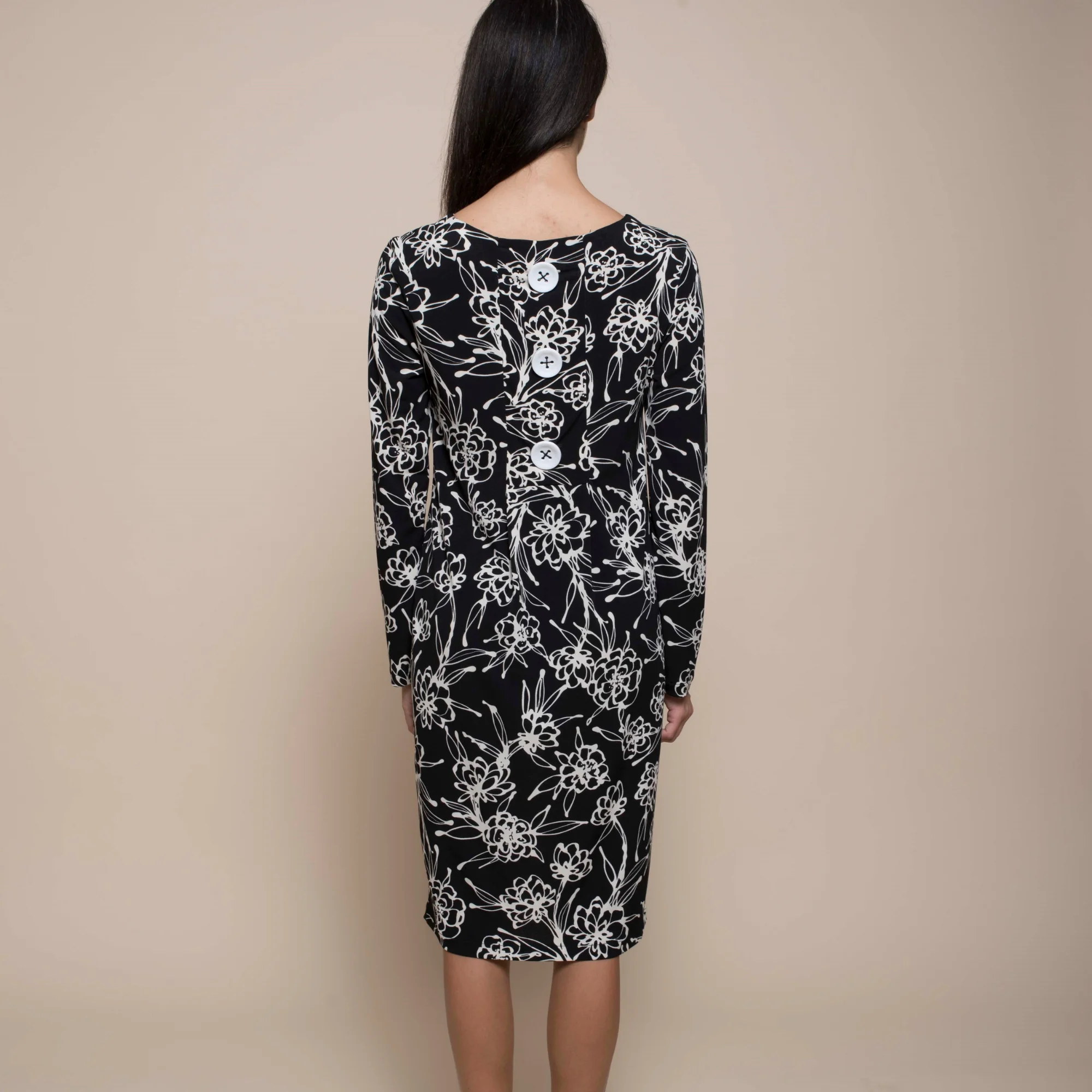 High quality made in Italy fancy longuette sheath dress with boat neckline and buttons on the back, for the day