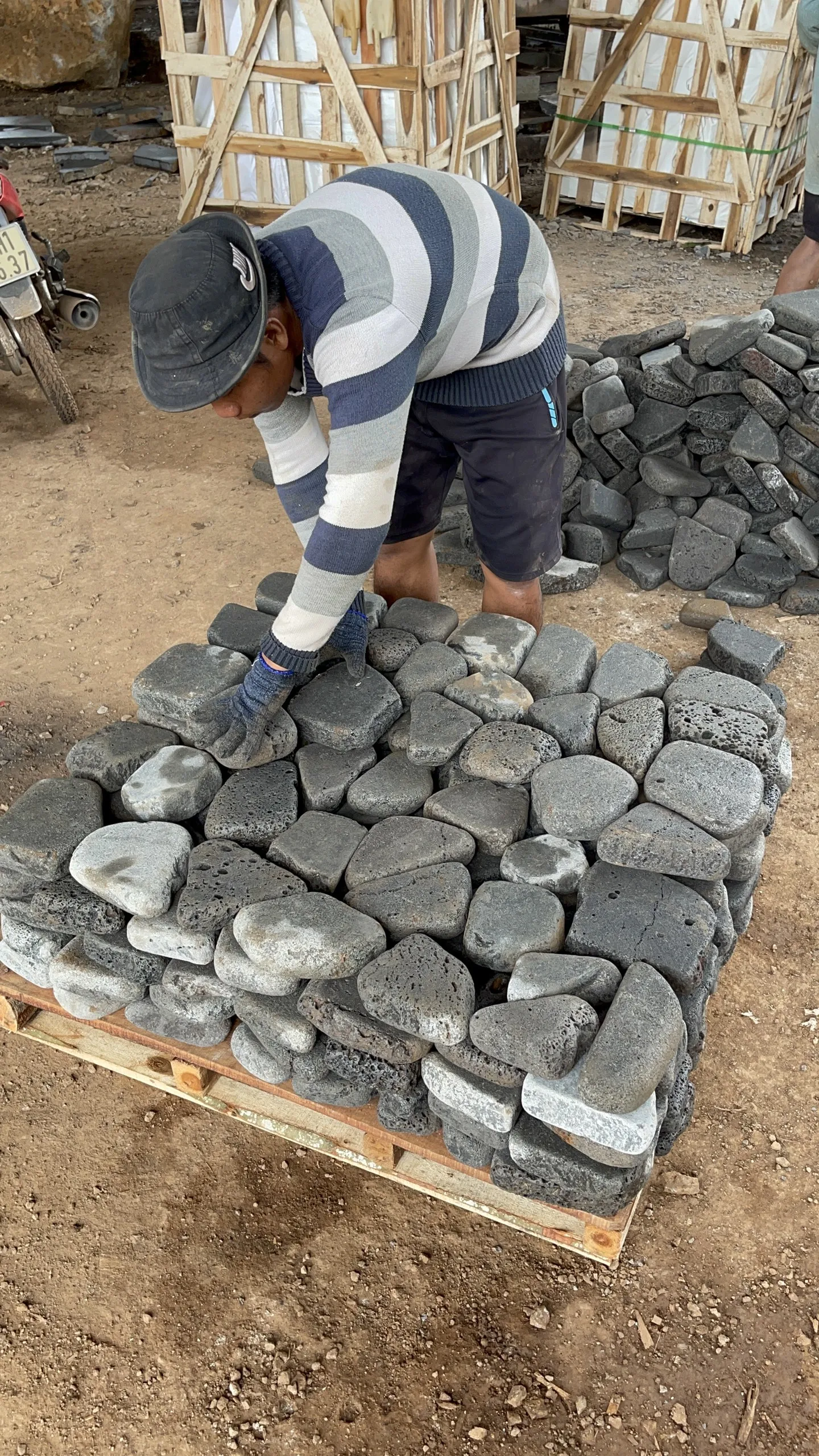 High Quality  ELA Stone Farmhouse Midcentury Rustic Villa Garden House Picked  Basalt Stone from Vietnam