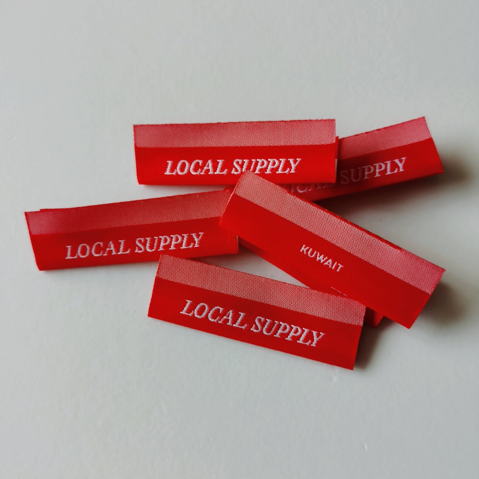 100 шт. 19 9 долларов США Заводская дешевая цена логотип на заказ Дамаск тканые этикетки для одежды и ткани