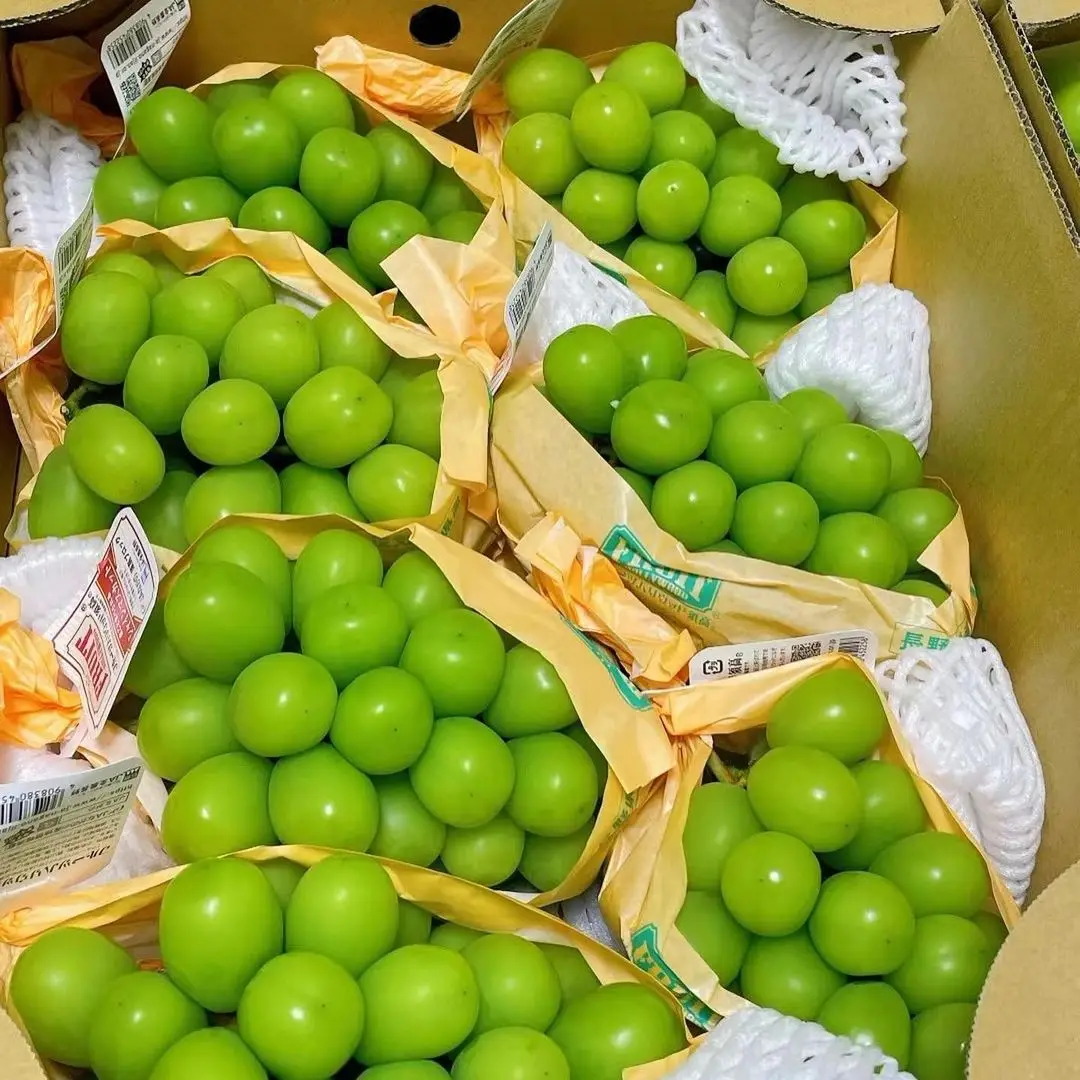 Fresh Yunnan red grape red globe grapes