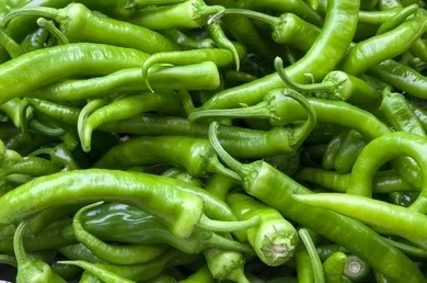 Свежий зеленый длинный перец