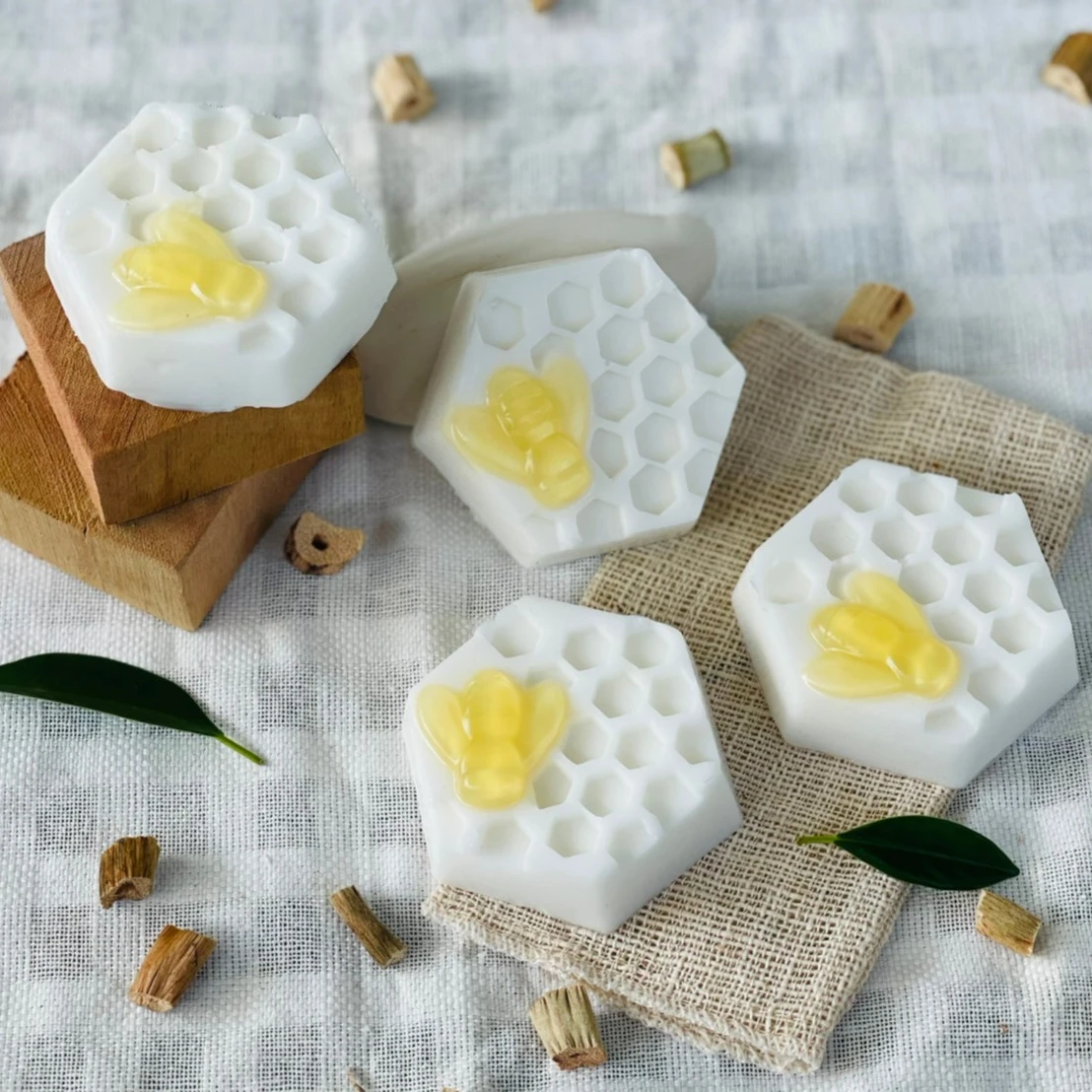 Costom 80g. Honey and Collagen Soap Bath Toilet Soap Whitening Clean & Clear Handmade Glycerin  Quality Products From  Thailand
