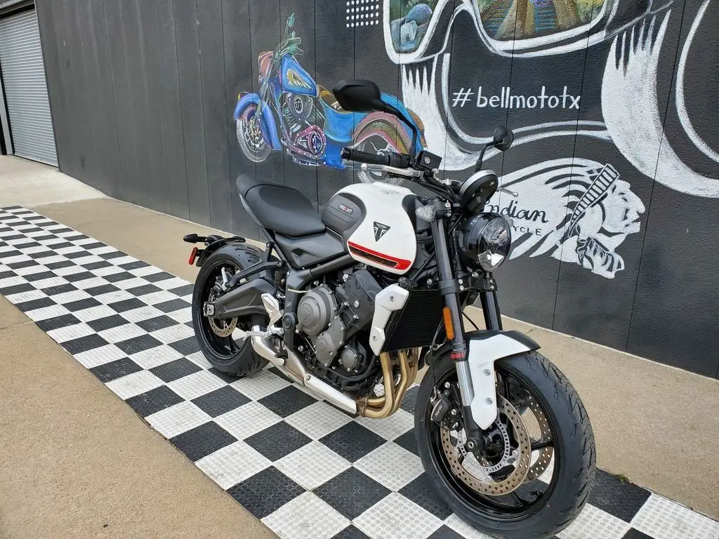  2022 triummph trideent 660 с украшением в виде кристаллов белого цвета