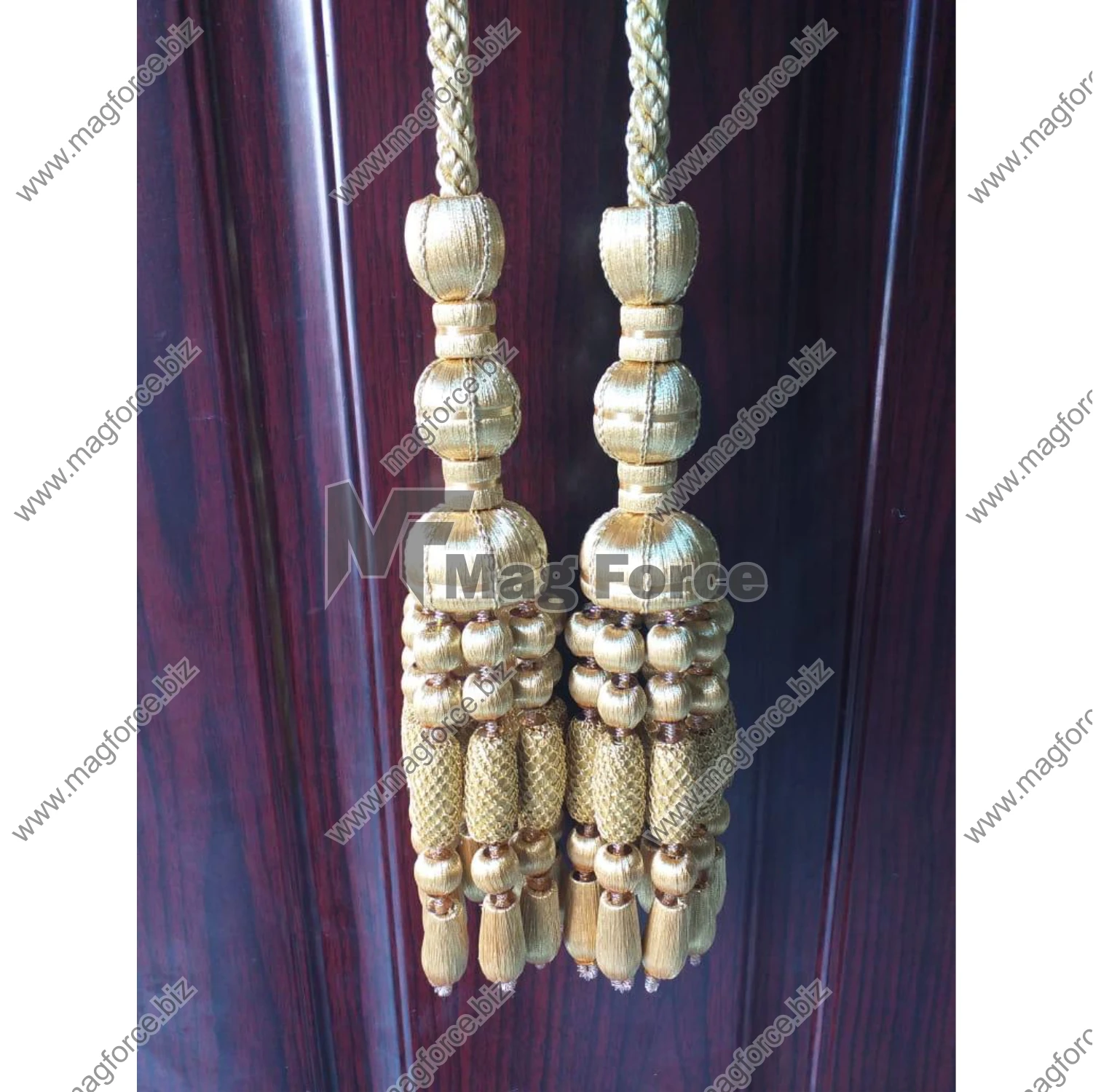 Гирлянда с кисточками из дерева и джутовой веревки