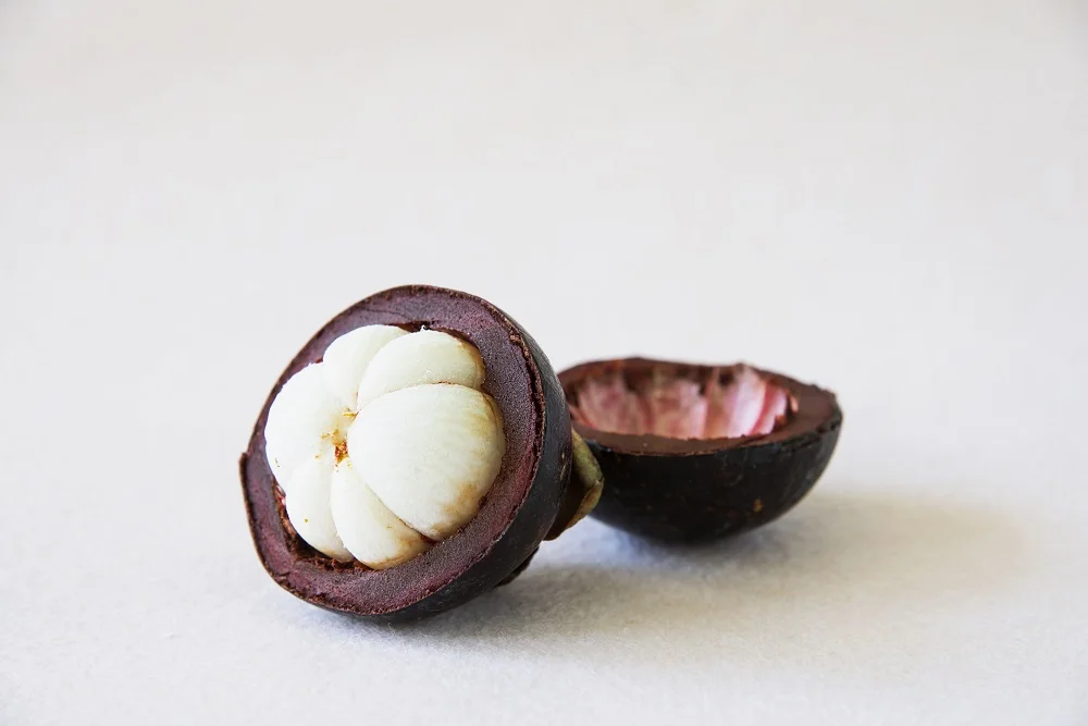Tropical Fruits Very Sweet and Fresh Taste Mangosteen With Dark Purple or Red Color skin Organic Cultivation