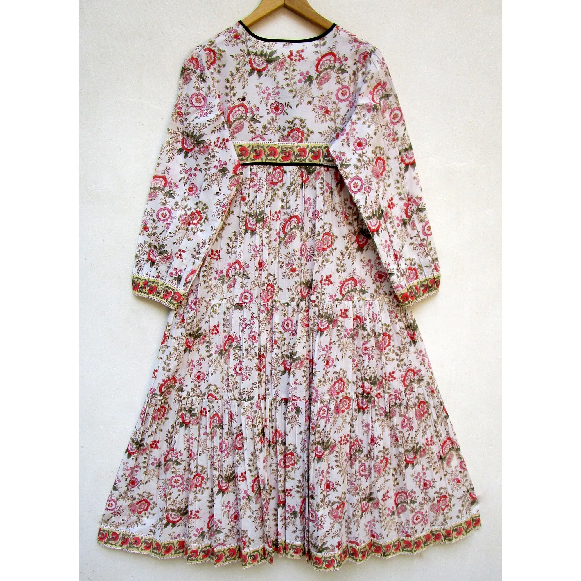  Женское длинное платье макси с v-образным вырезом и кисточками