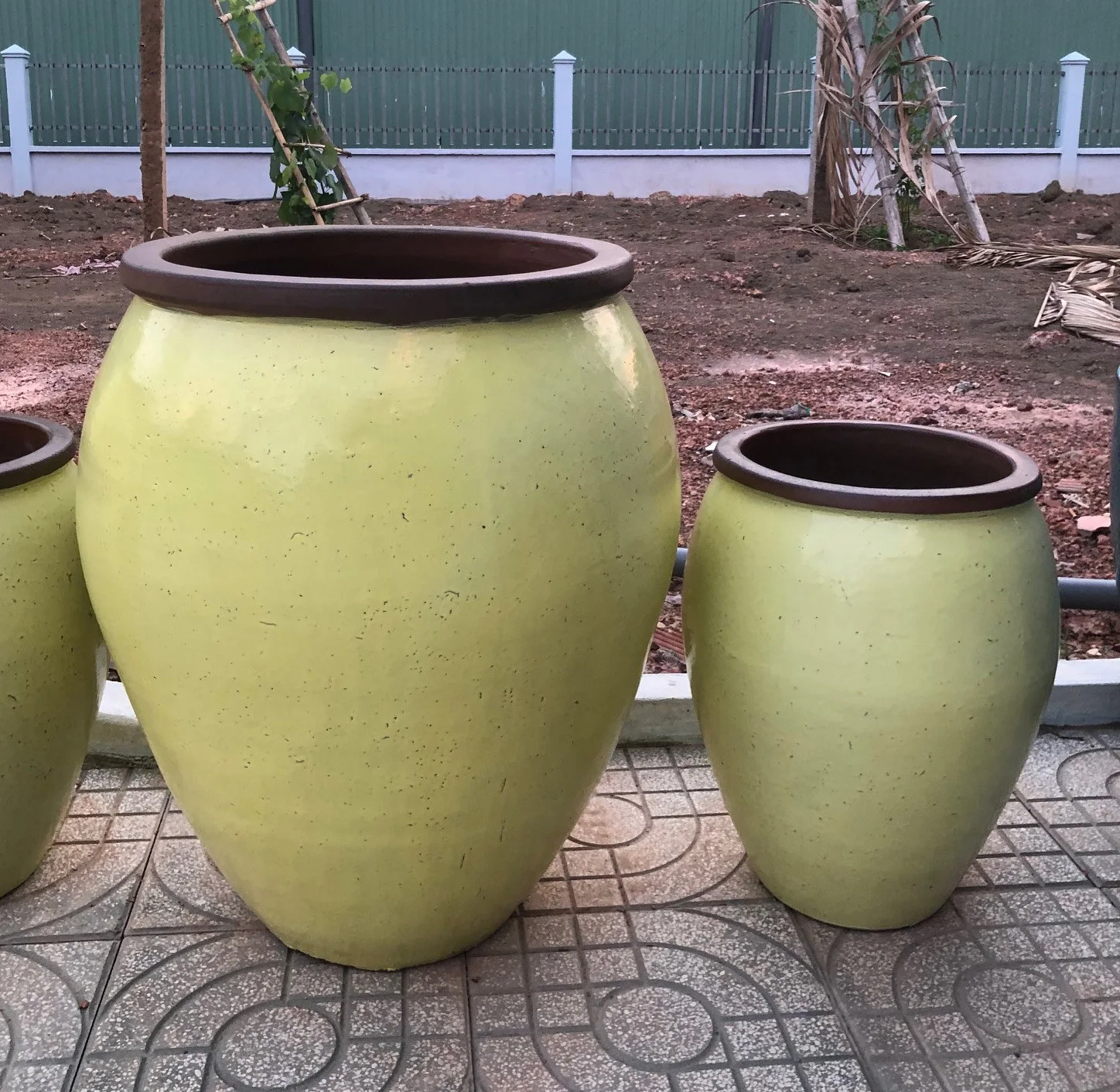 The High Quality Vietnamese Large Glazed Flower Pots  With The Modern Style By Ceramic