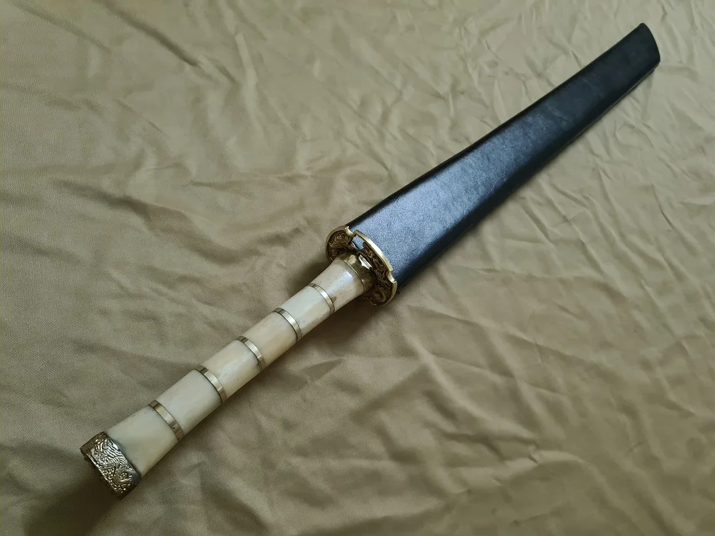 Японский меч из дамасской стали ручной работы на заказ с зажимами твердой латуни деревянной ножкой Пакистана